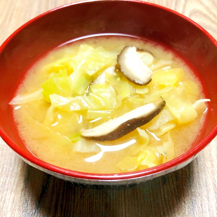 キャベツと椎茸の味噌汁